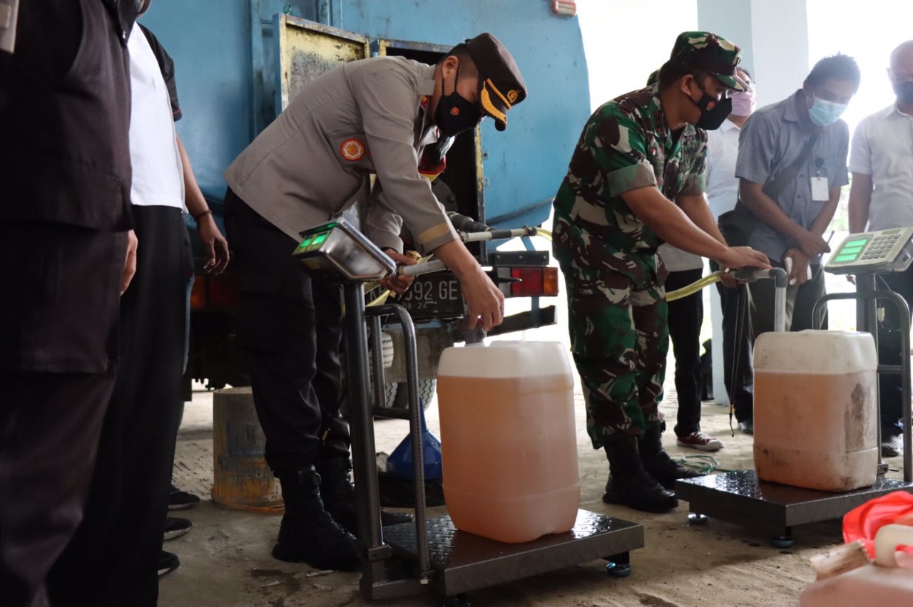 Kapolres Bojonegoro Bersama Dandim Pantau Pendistribusian 10 Ribu Liter Migor