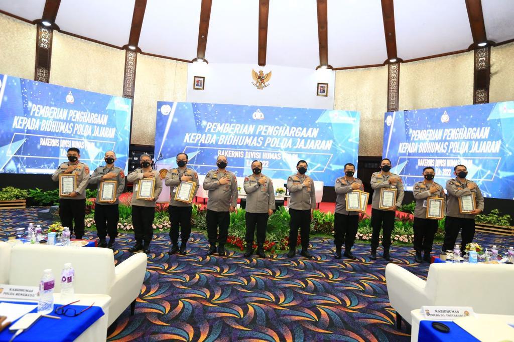 Humas Polda Jatim Raih 2 Penghargaan