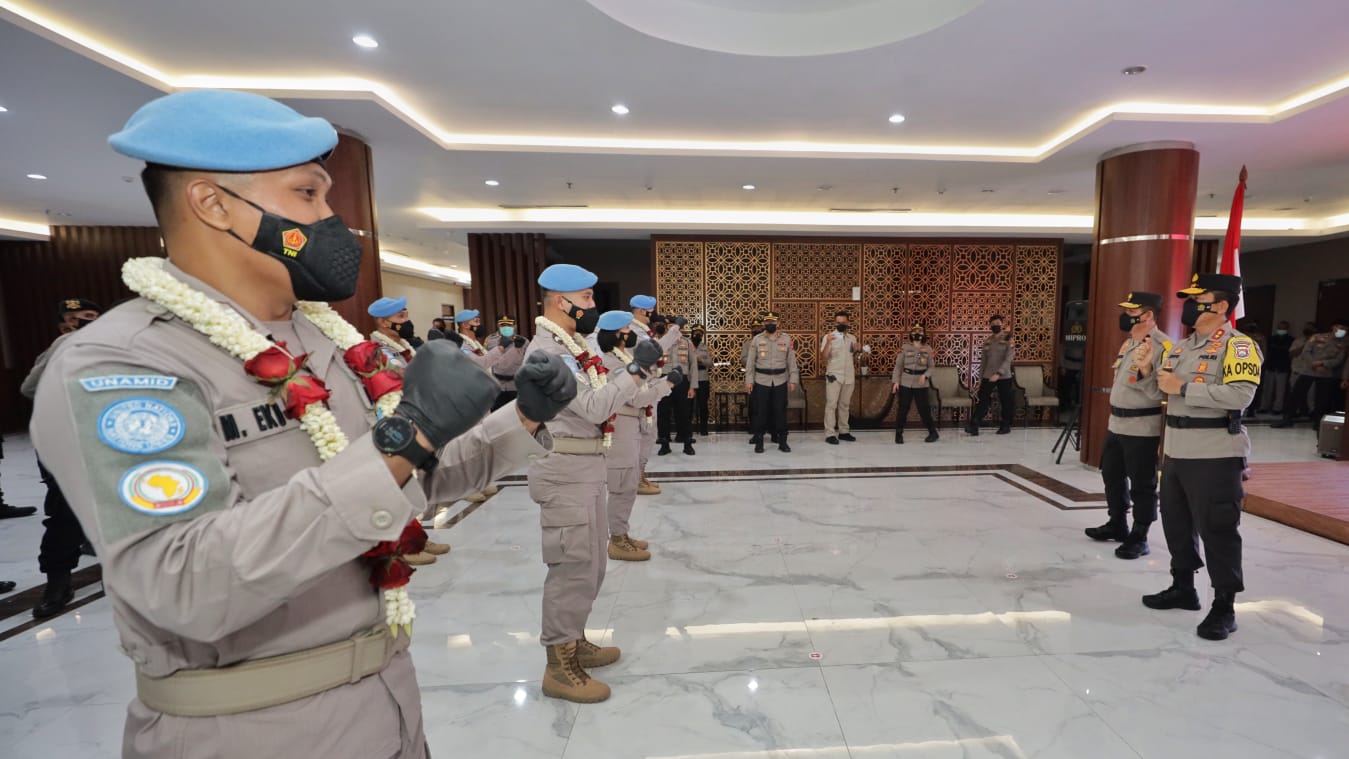 Kapolda Jatim Pimpin Upacara Penyambutan Personil Polda Jatim Satgas Garbha FPU 2 Minusca dan Satgas Garbha FPU 12 UNAMID /UN