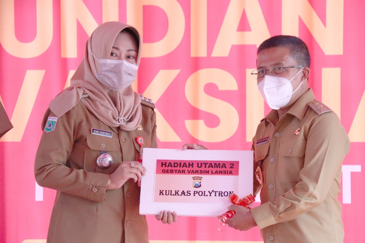 Gebyar Vaksinasi Lansia, Kapolres Batu Bagikan Doorprize Sepeda Motor