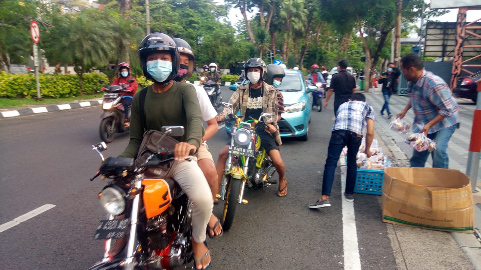 Hari Pertama Pengurus LaNyalla Academia Bagikan 1000 Paket Takjil di Bulan Ramadhan