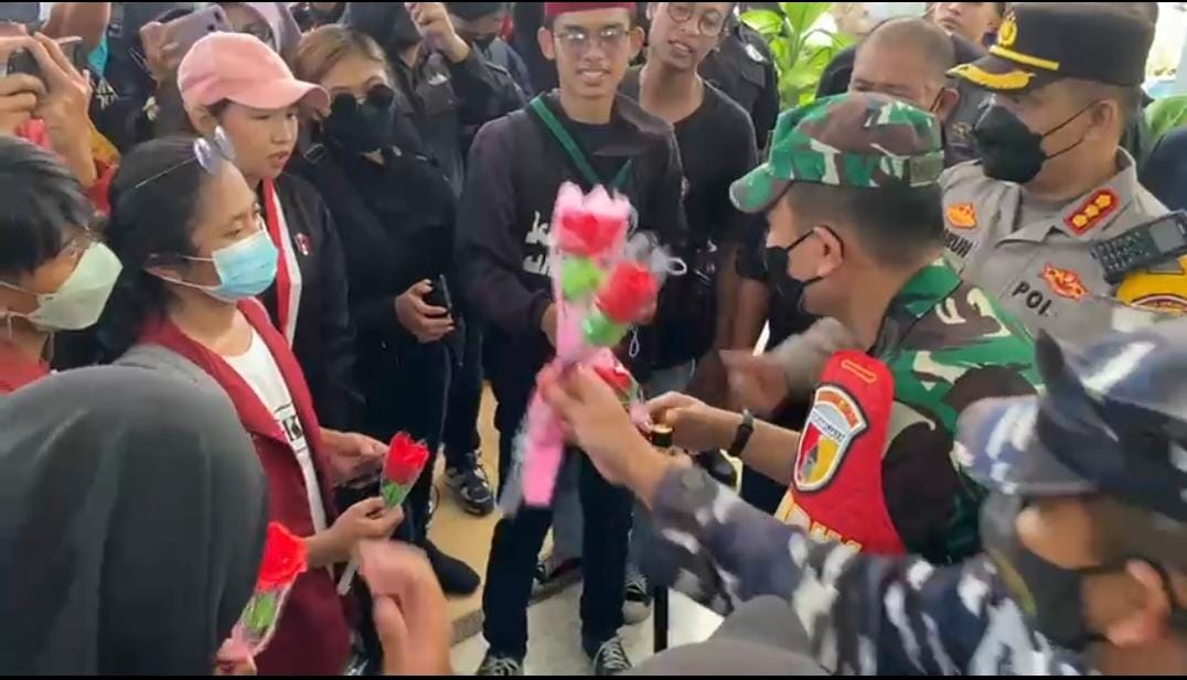 Berbagi Bunga Hingga Vaksinasi Mahasiswa, Polisi Kawal Aksi Damai BEM di Banyuwangi