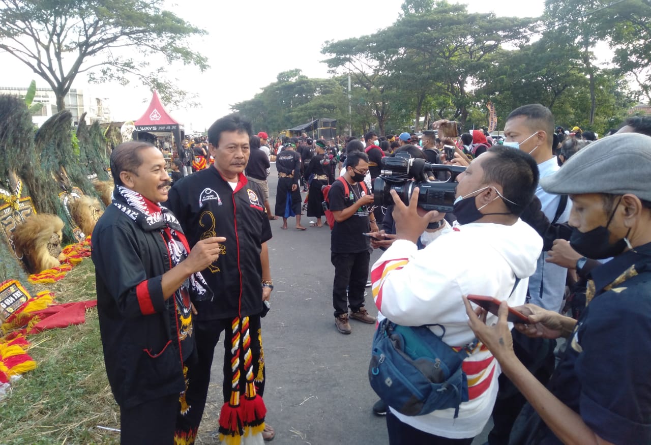 Seniman Reog Ponorogo Gelar Aksi Simpatik di Tepi Jalan MER