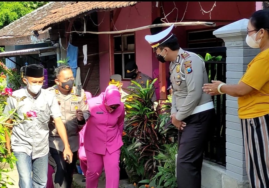 Kepedulian Kapolres Kediri dan Istri Peluk Bocah Lumpuh Usai Memberikan Bantuan Bikin Trenyuh