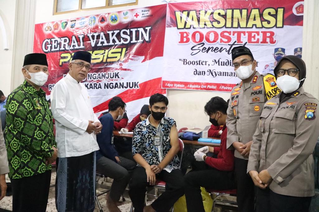 Jelang Mudik, 1.200 Warga Ponpes Al Ubaidah Disuntik Vaksin Booster dari Polres Nganjuk