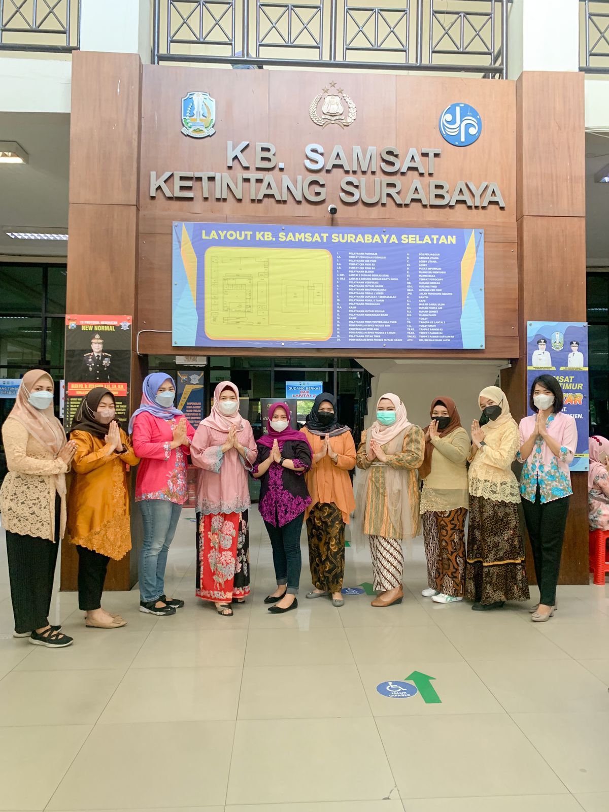 Peringati Hari Kartini, Polwan Polda Jatim Berikan Pelayanan dengan Busana Kebaya