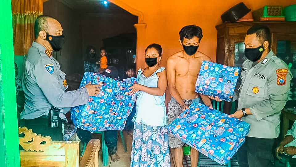 Polisi Peduli, Polres Probolinggo Beri Tali Asih ke Ibu yang Viral Melahirkan di Jalan