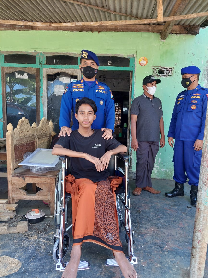 Polisi Peduli, Sat Polairud Polres Probolinggo Berikan Bantuan Kursi Roda untuk Disabilitas
