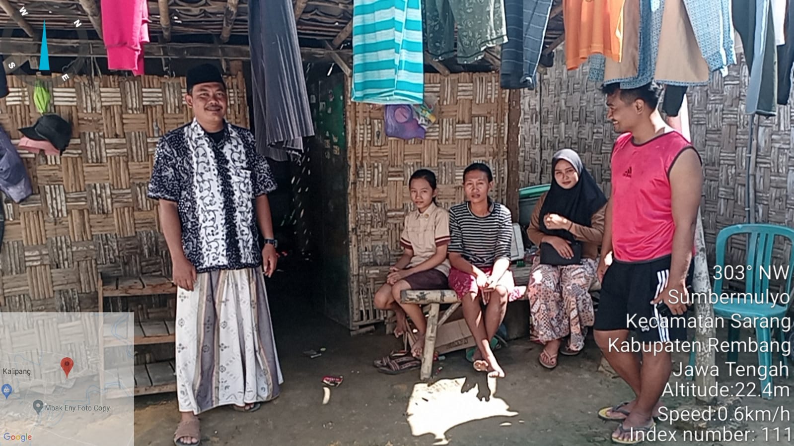 Peduli Keluarga Miskin Galeh TrioG Bersama Kepdes Sumbermulyo Bantu Rehap Rumah Warga