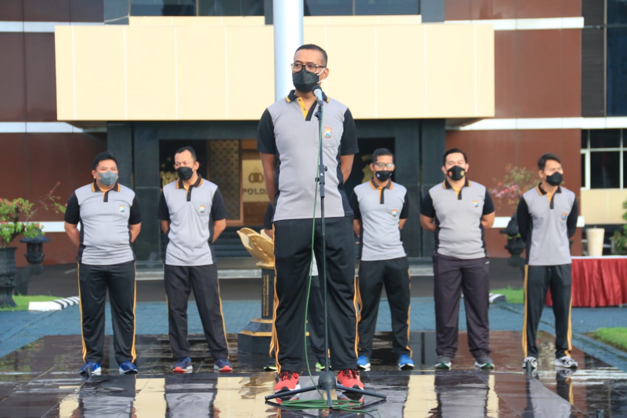 Sambut HUT Bhayangkara ke 76, Ditlantas Polda Jatim Napak Tilas dan Berbagi Sembako