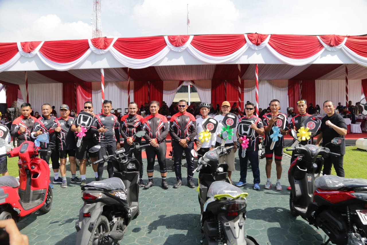 Polda Jatim Gelar Sepeda Gembira Peringati HUT Bhayangkara ke 76