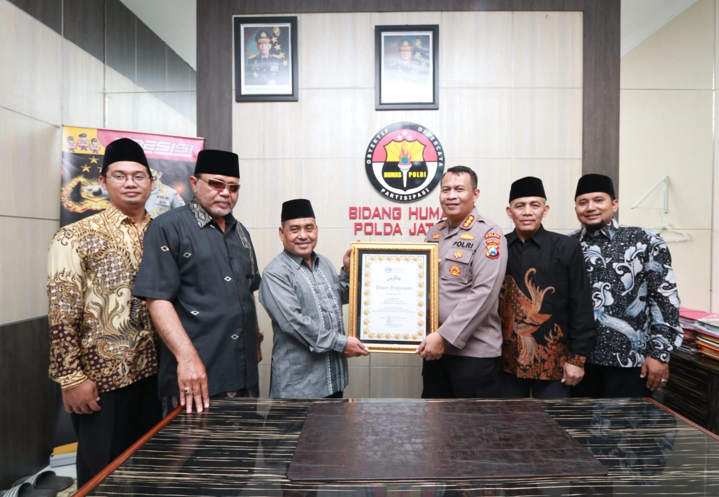 HUT Bhayangkara ke 76 Kabid Humas Polda Jatim Dapatkan Penghargaan Dari Pesantren Al Quran Nurul Falah