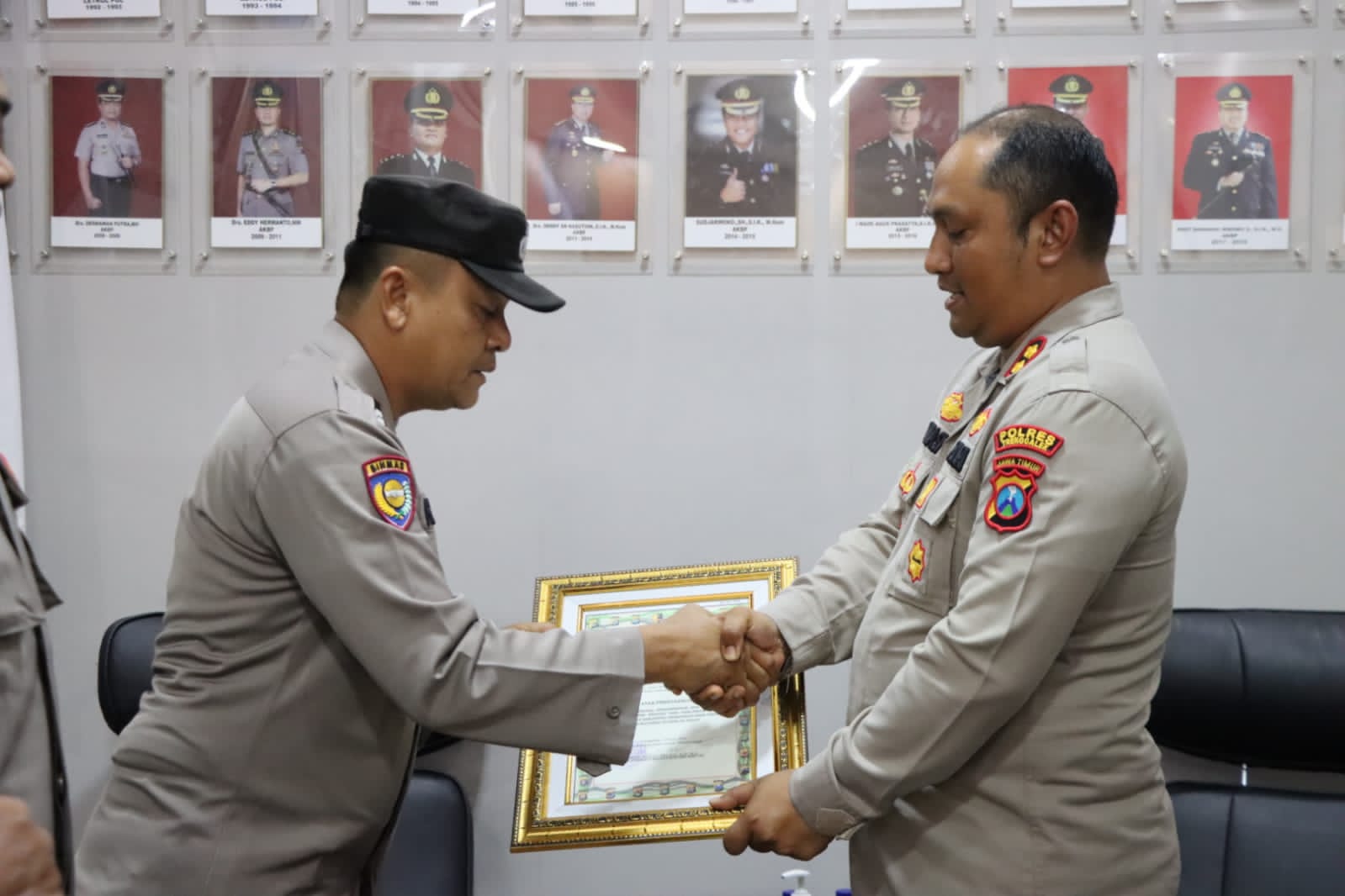 Pertemukan Kembali Kakek Muhadi dengan Keluarga,Kapolres Trenggalek Berikan Penghargaan Aiptu Haris Fadillah