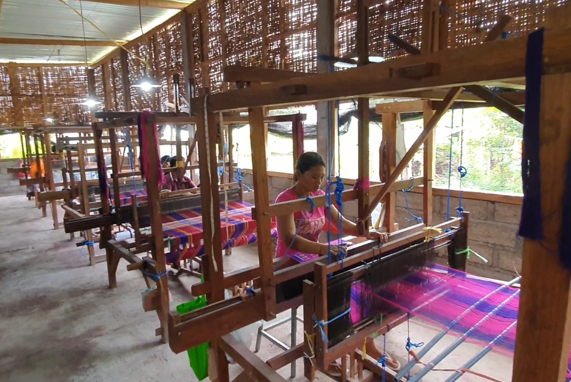 Dukung Usaha Tenun Lokal, PLN Bantu Pengrajin Tenun Tebusalah Bali