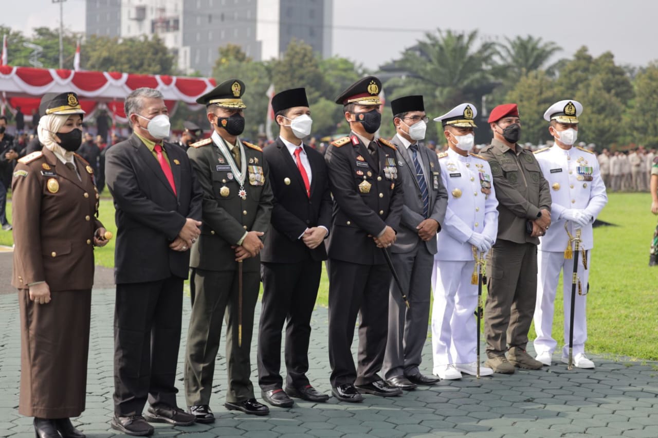 Upacara Hari Bhayangkara ke 76 di Lapangan Mapolda Jatim, terpusat secara virtual dari Akpol dengan Inspektur Upacara Presiden Joko Widodo