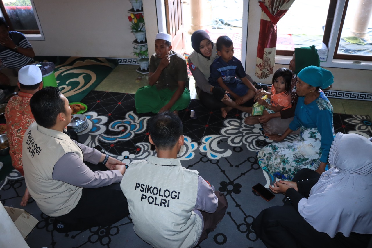 Tim Psikologi Polres Jember Berikan "Trauma Healing" Korban Pembakaran Rumah di Desa Mulyorejo