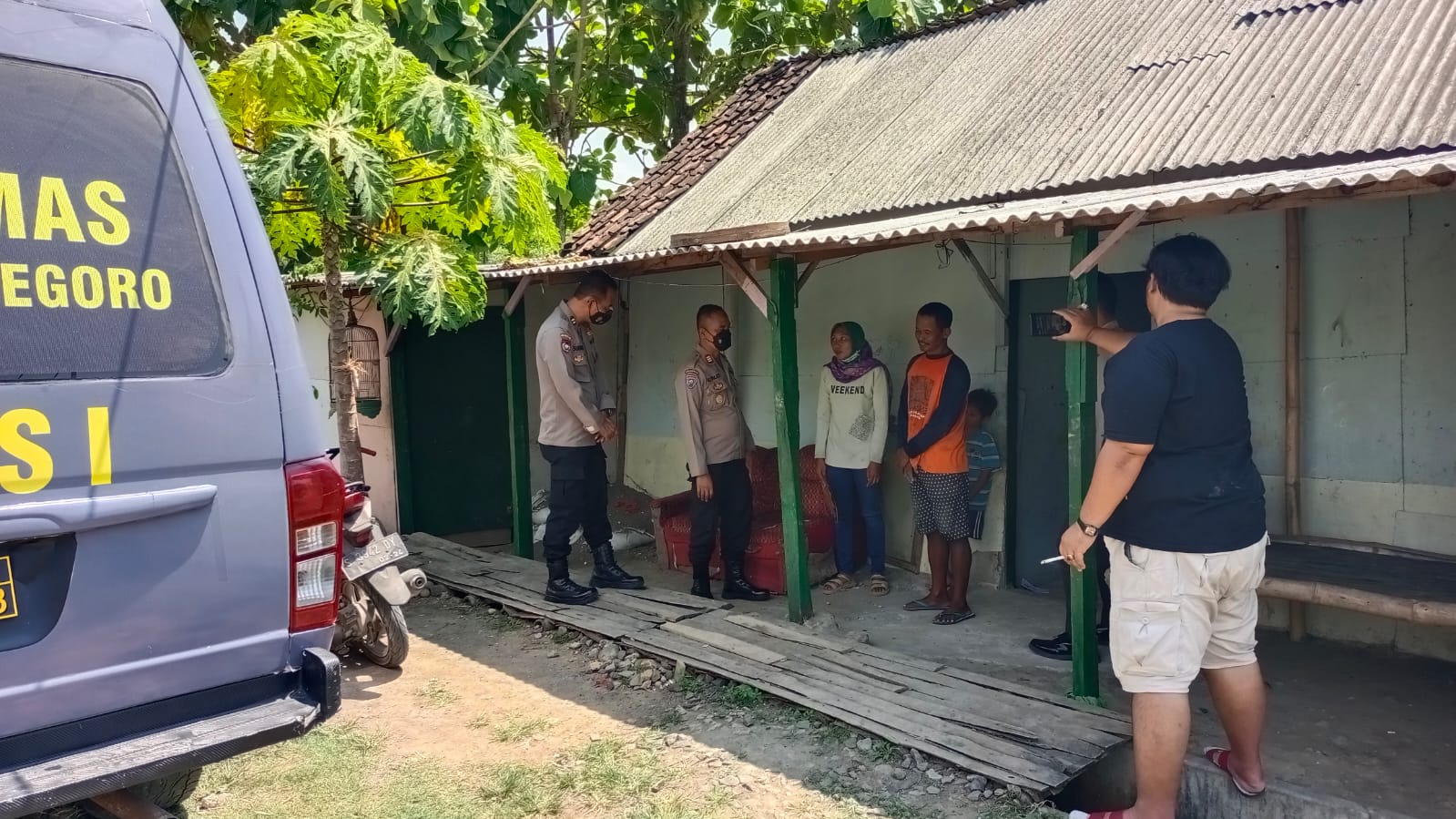 Polisi Peduli, Polres Bojonegoro Berikan Bantuan Pengobatan Bocah Cacat Sejak Lahir