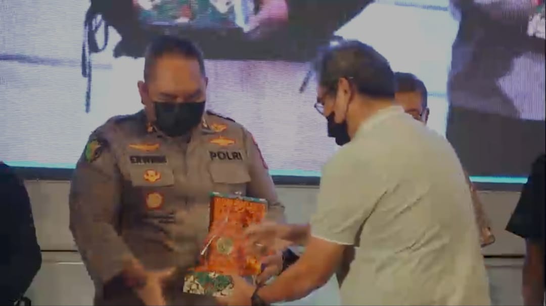 Biddokkes Polda Jatim Menerima Penghargaan Dari BPJS Kesehatan