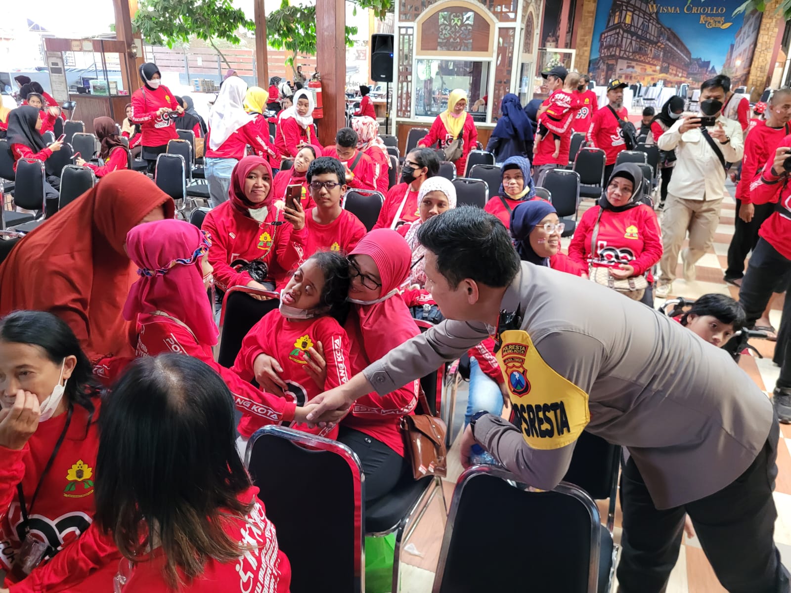 Ajak Ratusan Penyandang Disabilitas Naik Kereta Api,Polwan Polresta Malang Kota Ziarah ke Makam Bung Karno