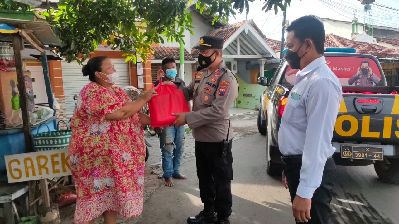 Polisi di Banyuwangi Berbagi Sembako untuk Warga Pasca Penyesuaian Harga BBM