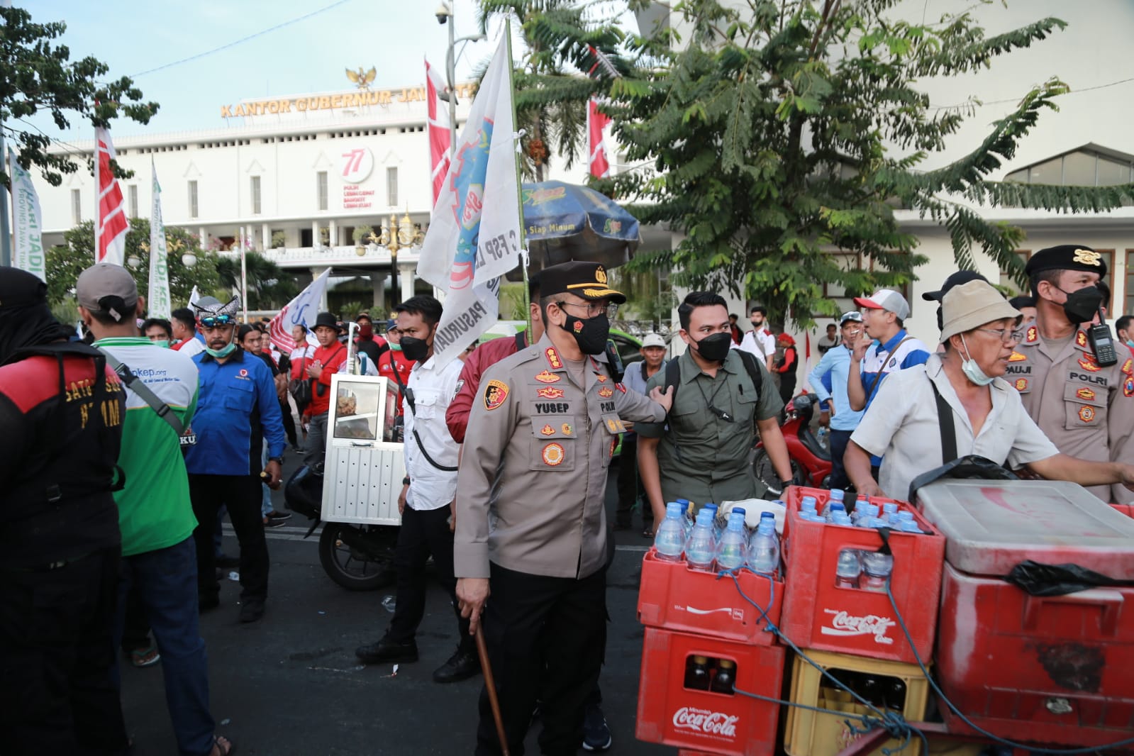 Unjuk Rasa Berjalan Aman, Kapolrestabes Surabaya Borong Dagangan PKL untuk Masa Aksi