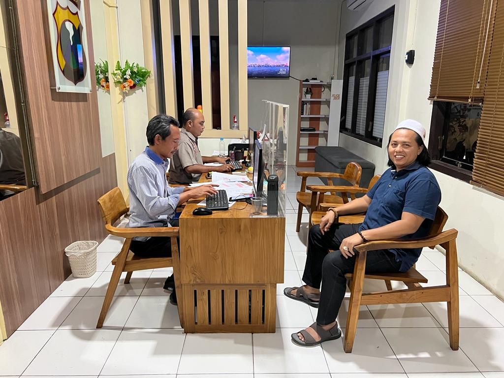 Akun Facebook Brando Pocalapo DiDuga Mencemarkan Nama Baik, H. Lilur Mendatangi Mapolres Situbondo