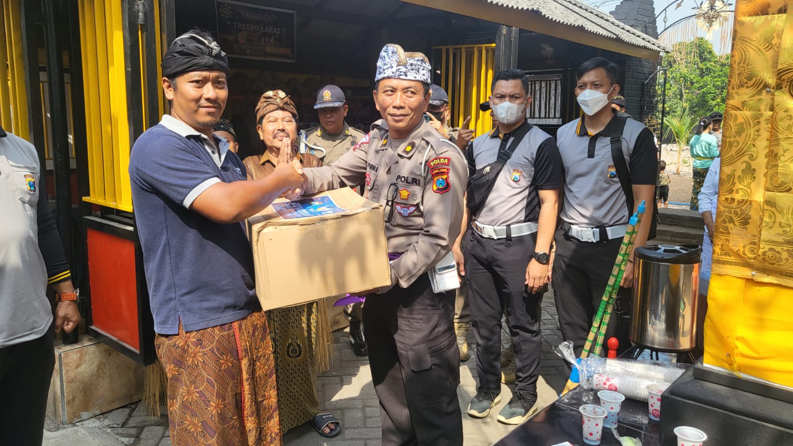 Polantas Polda Jatim Bersihkan Tempat Ibadah dan Berikan Bansos pada Masyarakat