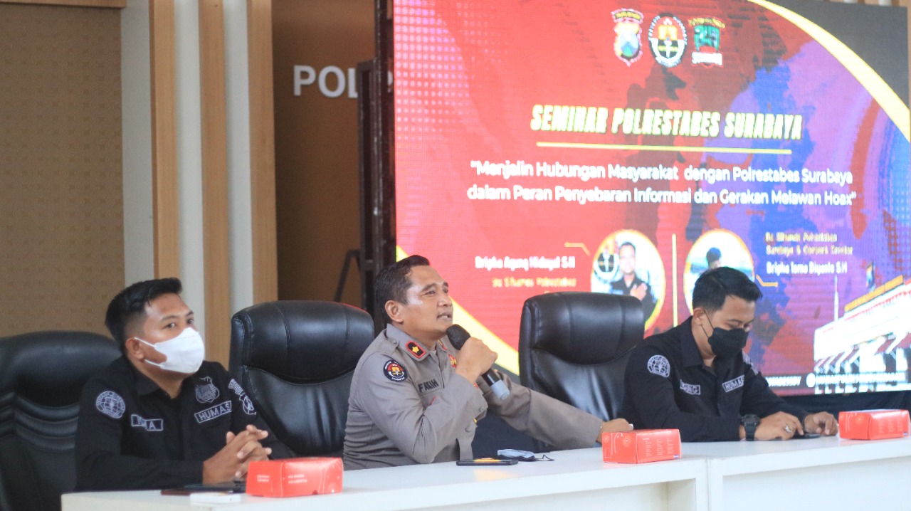 Kolaborasi Bersama Mahasiswa, Humas Polrestabes Surabaya Gelar Seminar Melawan Hoax