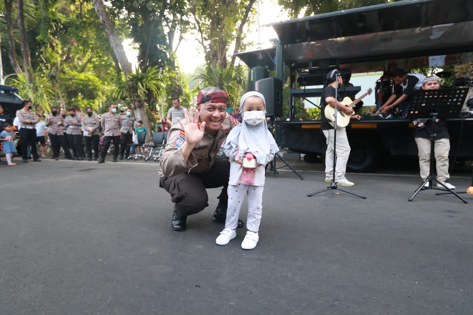 Meriahkan Car Free Day, Mobil Anggrek Semeru Ditbinmas Polda Jatim Lakukan Sosialisasi Layanan Kepolisian