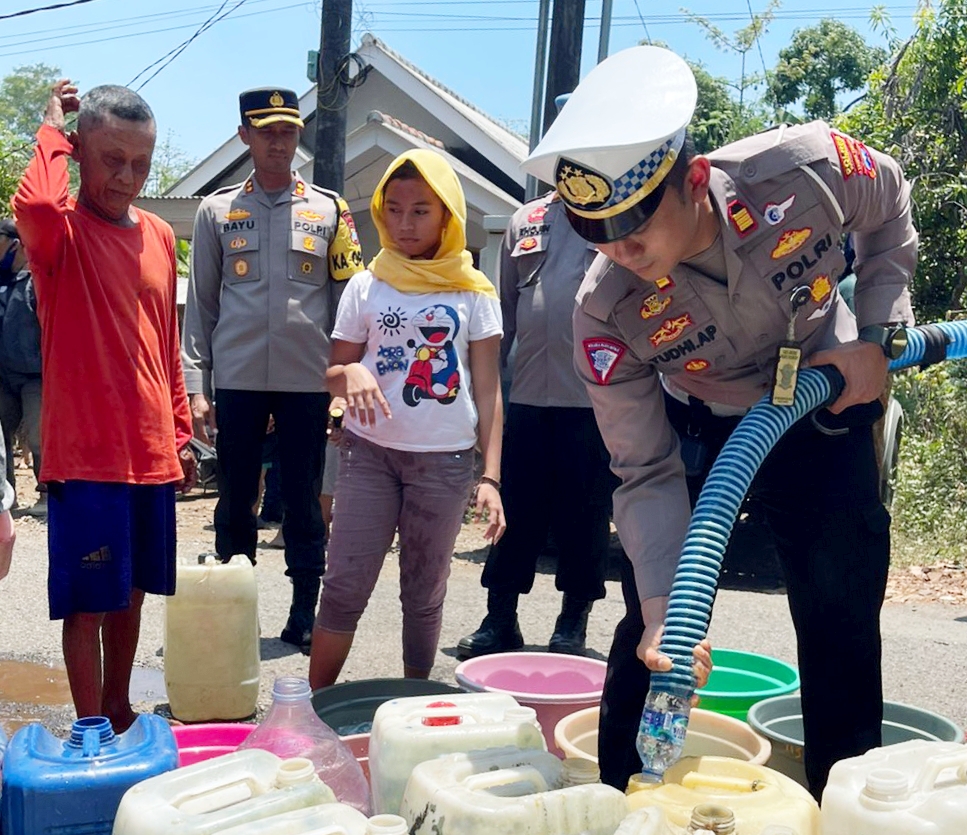 Satlantas Polres Pasuruan Peduli Masyarakat Kekurangan Air Bersih