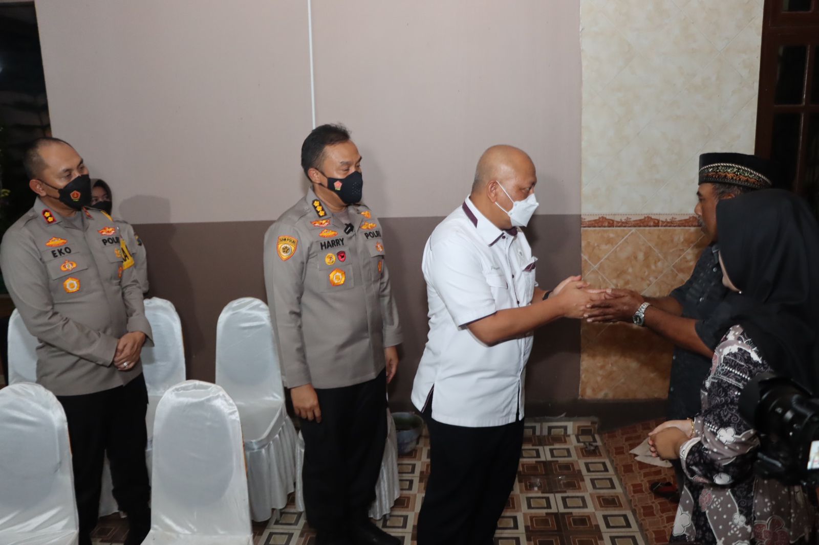 Komisioner Kompolnas Bersama Karo SDM Polda Jatim Kunjungi Keluarga Aipda Anumerta Andik Purwanto Korban Meninggal di Tragedi Kanjuruhan