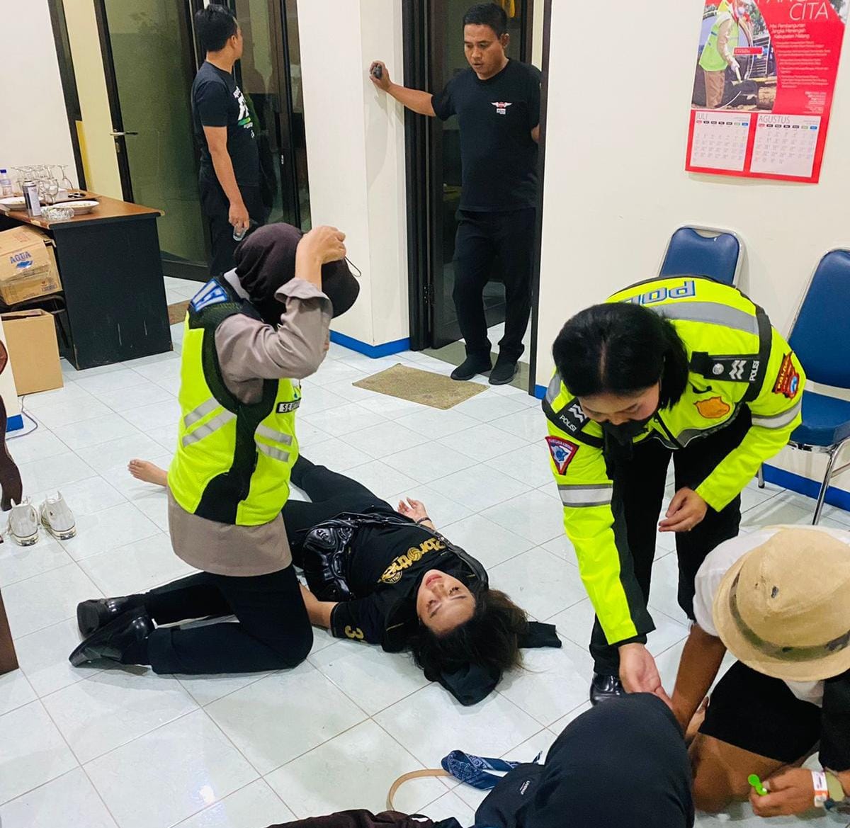 Detik-Detik Influencer Diselamatkan Polwan di Stadion Kanjuruhan