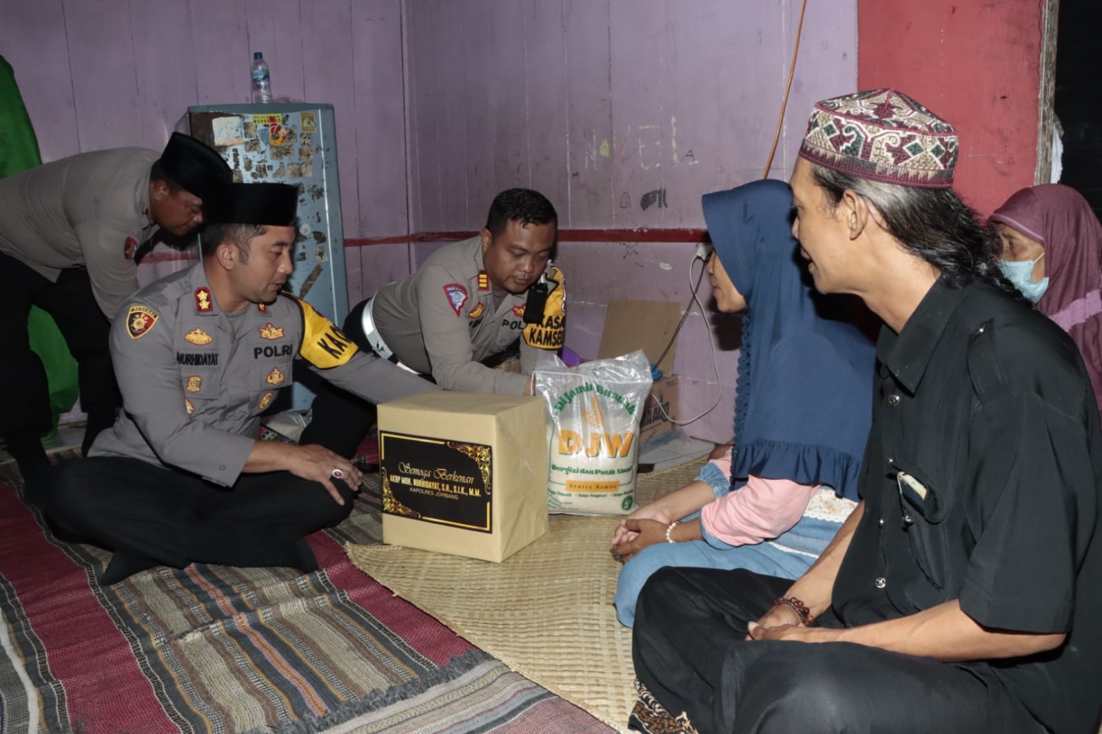 Kapolres Jombang Berikan Santuan Kepada Korban Tragedi Kanjuruan