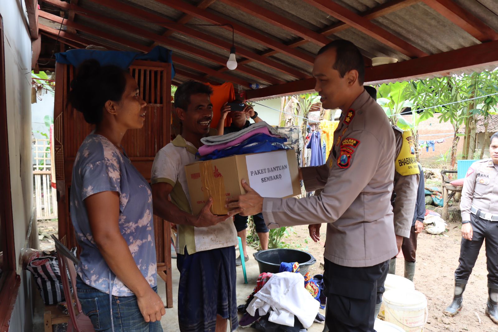 Polres Malang dan Bhayangkari Salurkan Bantuan Korban Banjir di Sumbermanjing Wetan