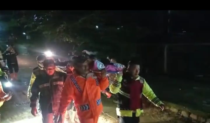 Tim SAR Polres Tulungagung Berhasil Mengevakuasi Warga yang Tertimbun Tanah Longsor