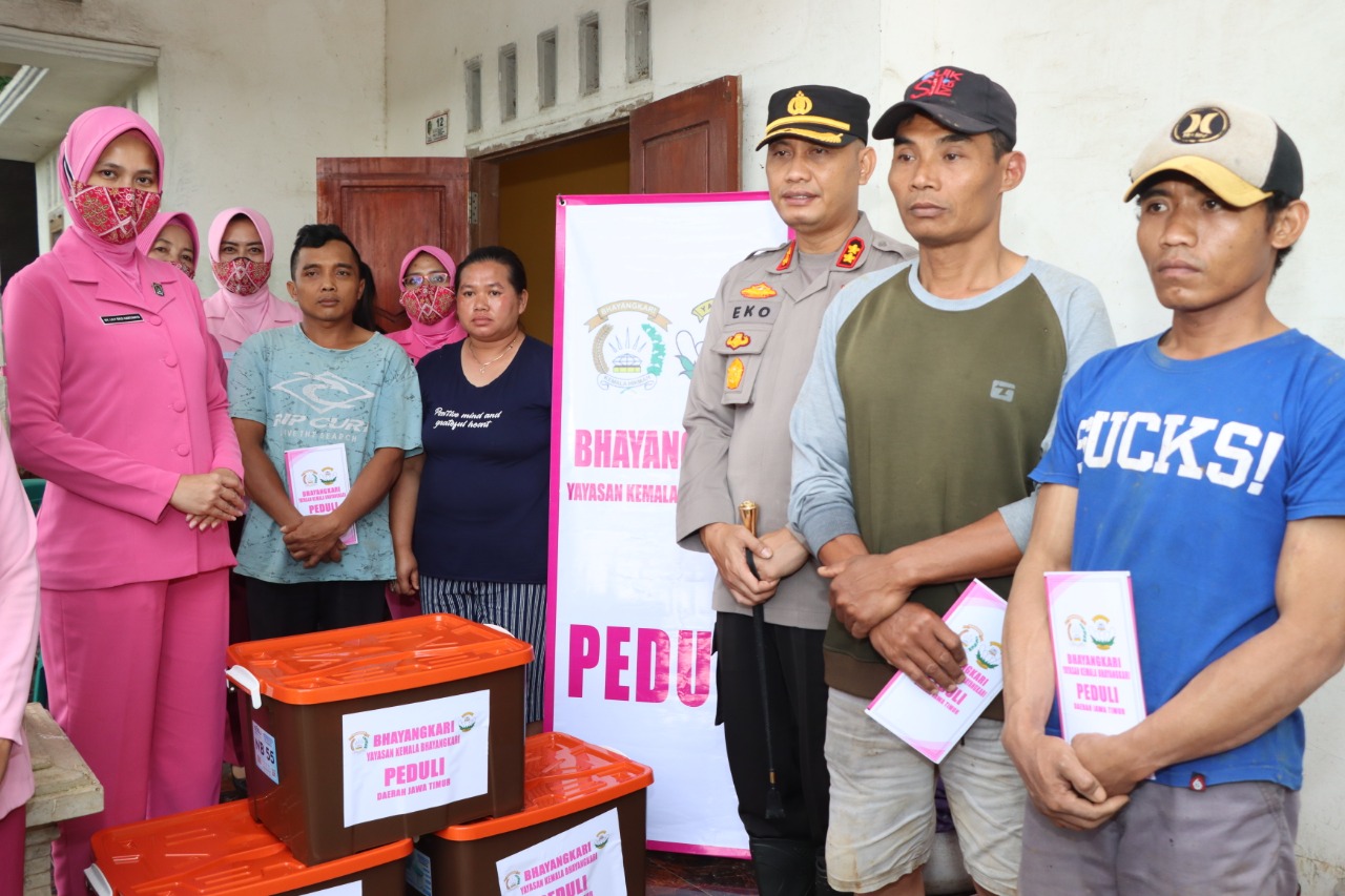 Polres Tulungagung Salurkan Bansos `Bhayangkari Peduli` untuk Korban Tanah Longsor di Sendang