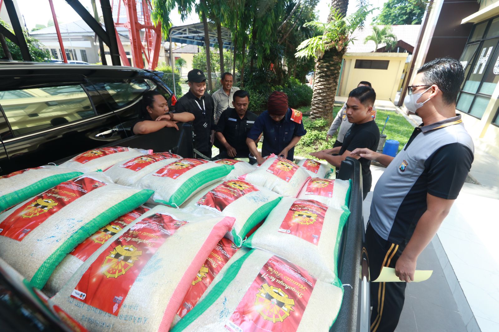 Jelang HUT Humas Polri ke 71, Bidhumas Polda Jatim Bagikan 100 Paket Sembako