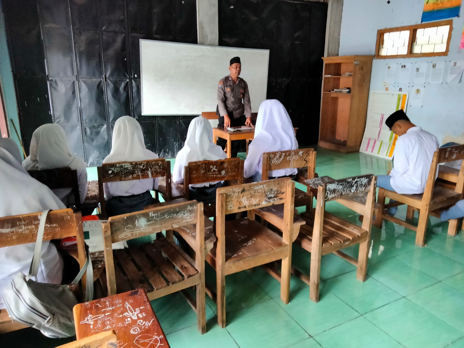 Sambangi Ponpes, Polres Trenggalek Bekali Santri Wawasan Kebangsaan