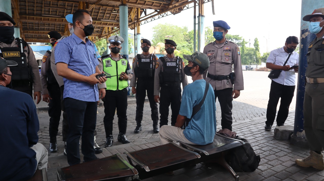 Pamor Keris Polres Gresik Berbagi Masker di Terminal, Himbau Masyarakat Tetap Disiplin Prokes