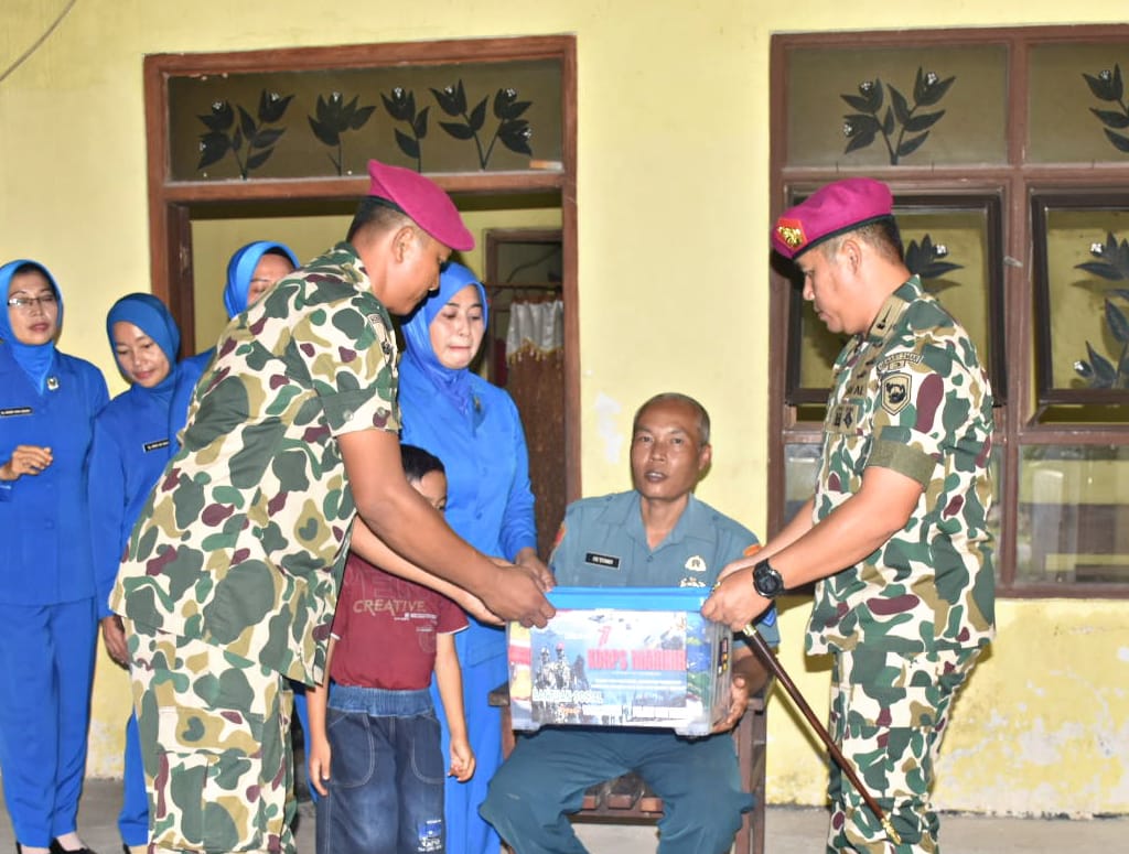 SAMBUT HUT MARINIR KE-77, DANYONARHANUD 2 MARINIR LAKSANAKAN ANJANGSANA KE PRAJURIT YANG SAKIT