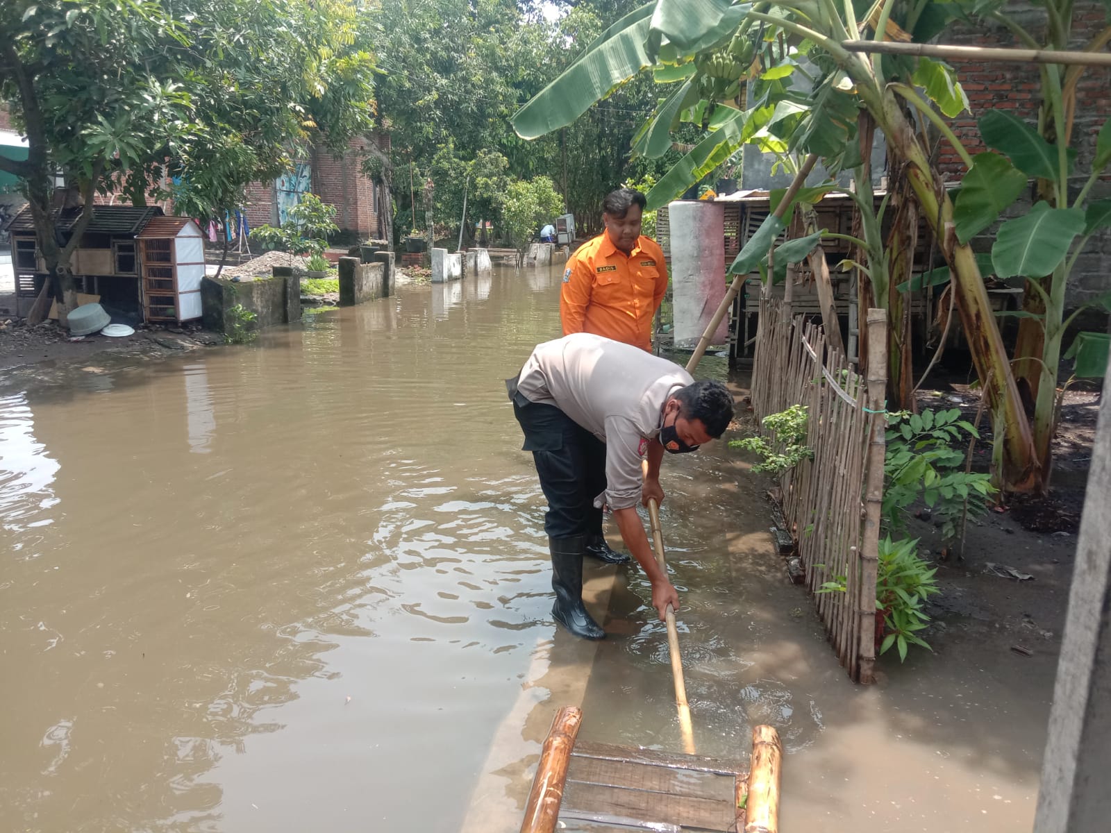 Antisipasi Banjir, Bhabinkamtibmas Polres Mojokerto Bersama Warga Bersihkan Saluran Air 