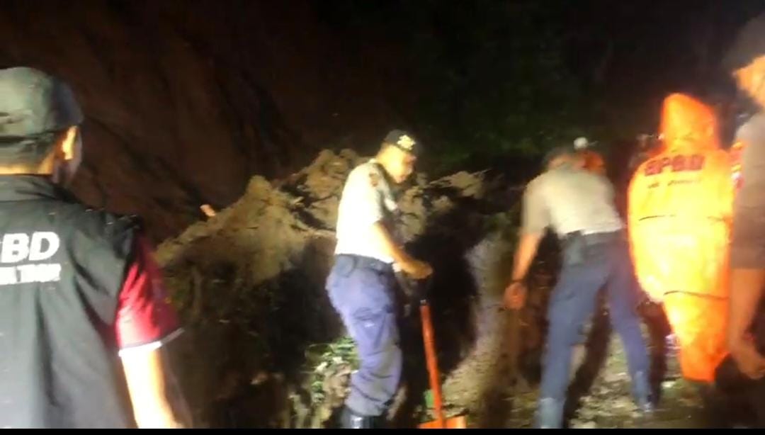 Polres Jember Kerahkan Personel Bersihkan Material Longsor di Gunung Gumitir,Lalulintas Kembali Normal