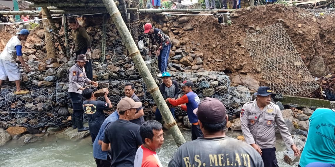 Gotong &ndash; royong Polres Trenggalek Bersama TNI dan Warga Bangun Tanggul Sungai Antisipasi Banjir Susulan