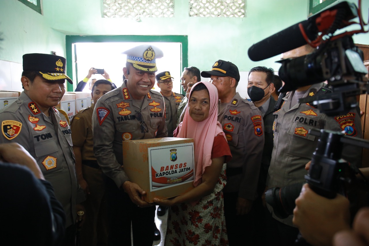 Kunjungi Lokasi Banjir di Banyuwangi, Kapolda Jatim Berikan Bantuan Sembako