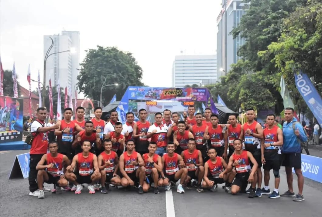 PRAJURIT RAKCA BUANA CAKTI BATALYON ARHANUD 2 MARINIR IKUT MERIAHKAN JATIM RUN TAHUN 2022