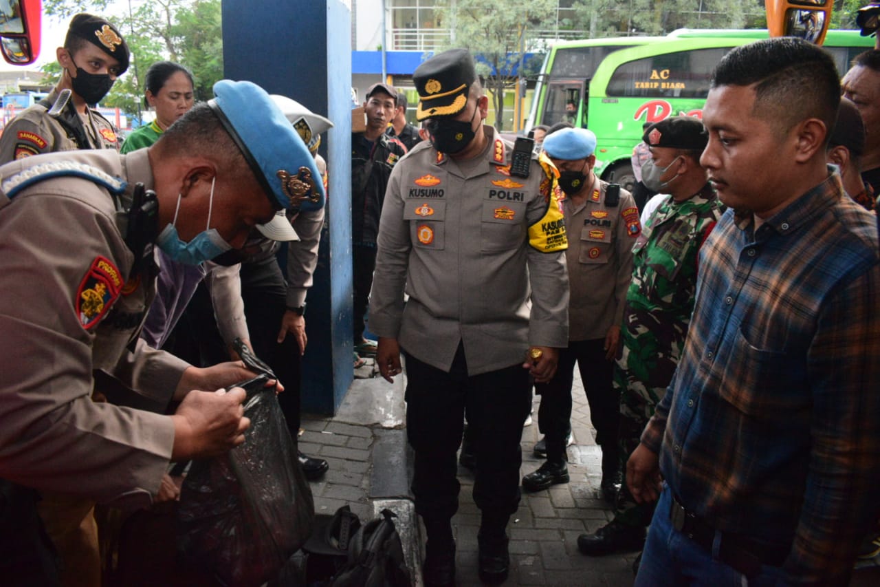 Kapolresta Sidoarjo Cek Barang Bawaan Penumpang Bus Tujuan Bali