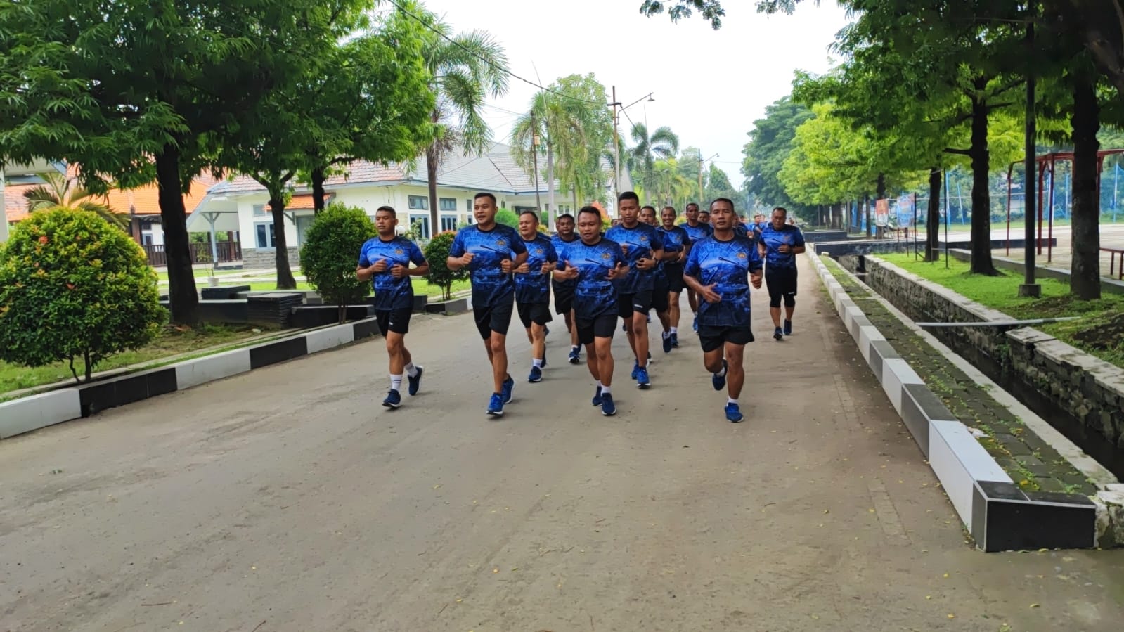 JAGA IMUNITAS TUBUH, PRAJURIT BATALYON ARHANUD 2 MARINIR LAKSANAKAN LARI SIANG