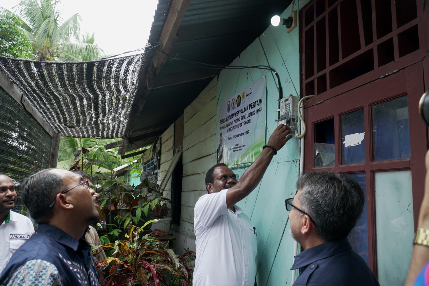 Bantuan Pasang Baru Listrik PLN, 1.920 Rumah Tangga di Papua Dapat Penerangan Gratis