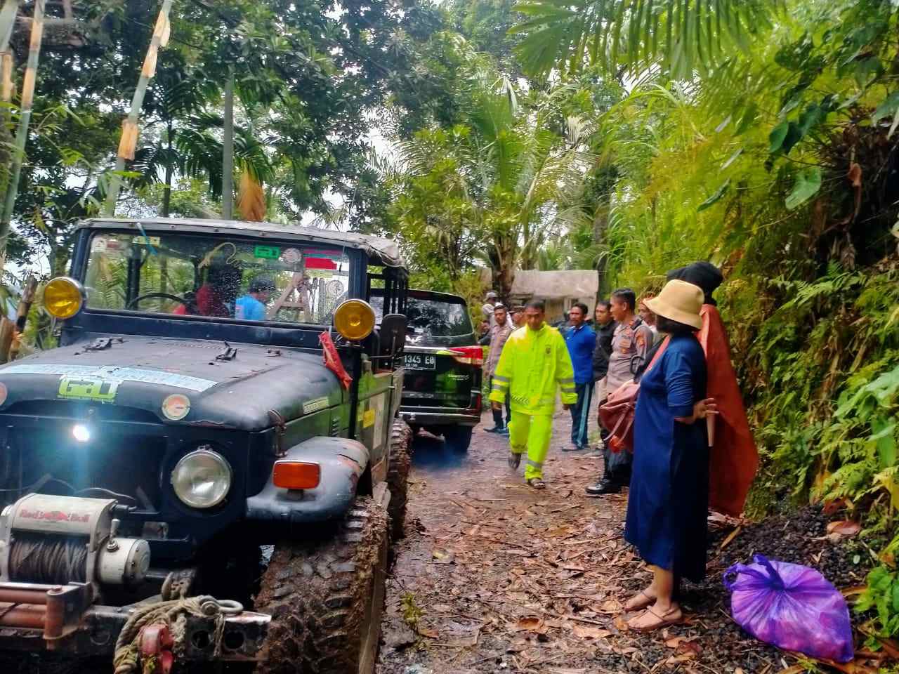 Kapolsek Bebandem Bersama Anggota datanggi Tkp Kendaraan yang tersesat Karena Mengikuti Petunjuk Google Map