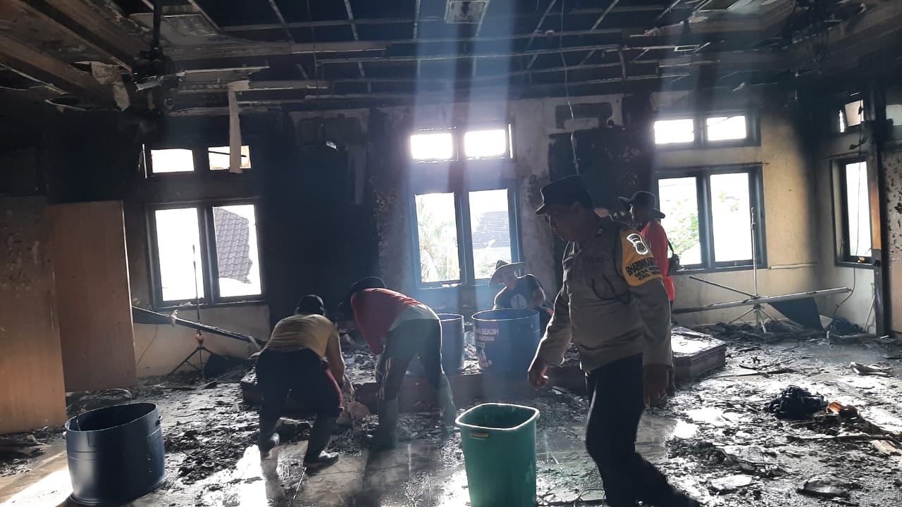 Api Berkobar Dikantor Desa, Warga Bunyikan Kulkul Bulus